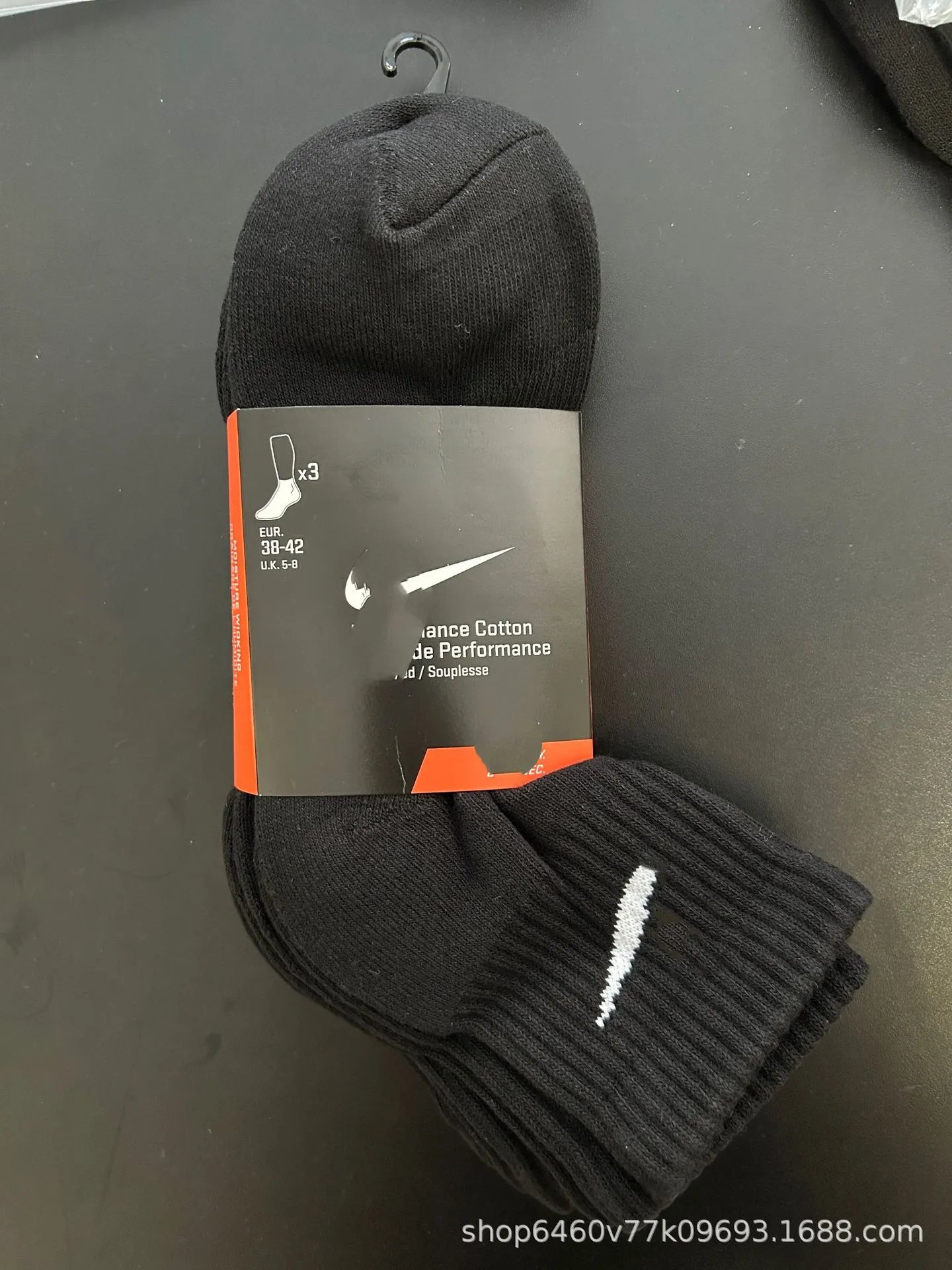 three pairs of black（towel bottom)