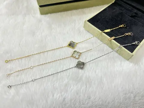 Clover Pendant Chain Bracelets in Gold and Silver