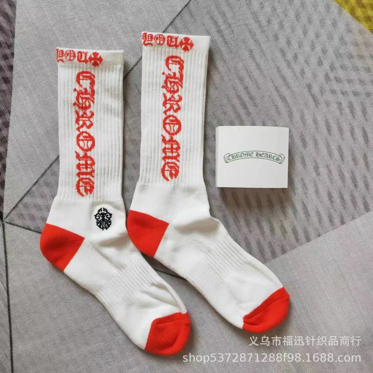 白底橘色字母刺绣标