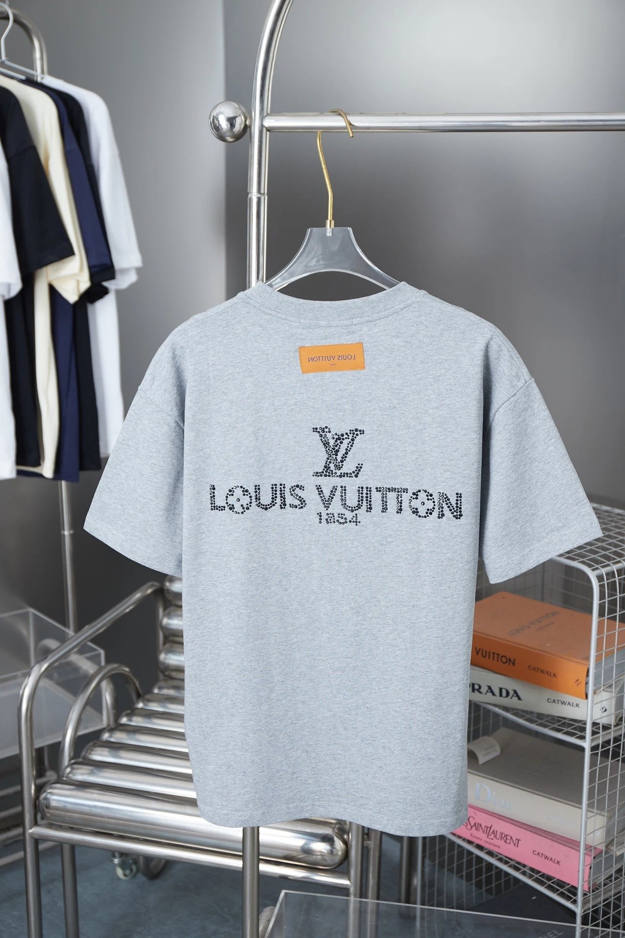 L*OUIS  V*UITTON