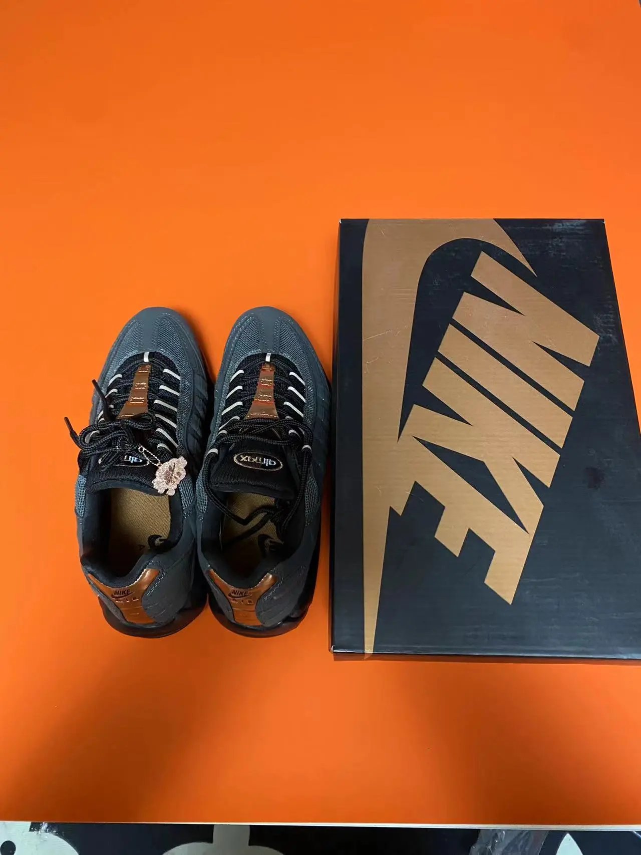 01(There is a silver tag and a shoe box）