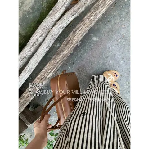 Brown Leather Handbag with Gold Zipper