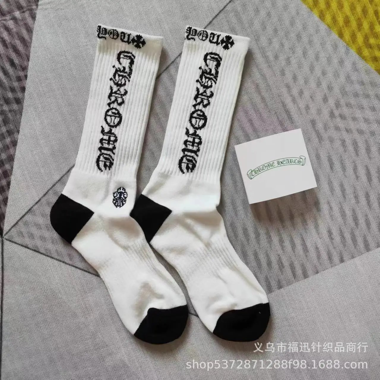 白底黑色字母刺绣标