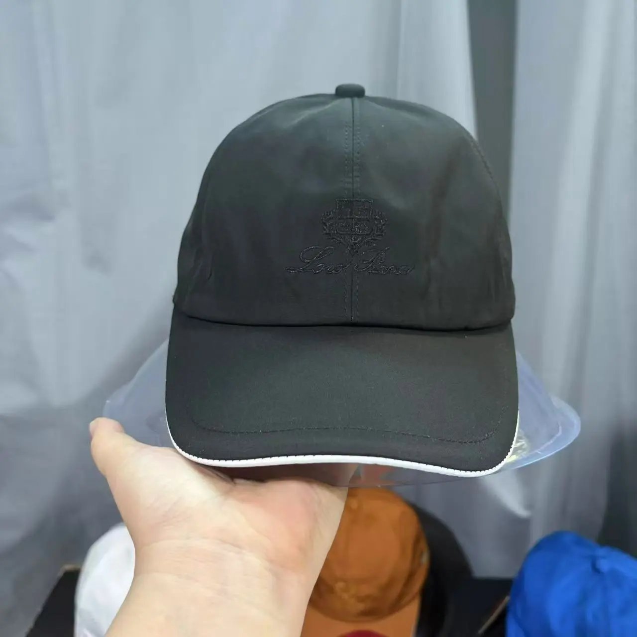 黑色
