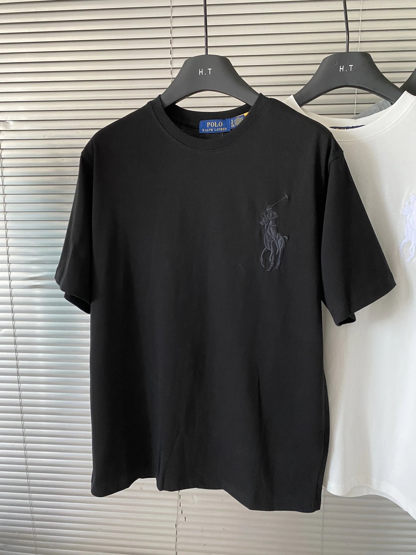 黑色 Black