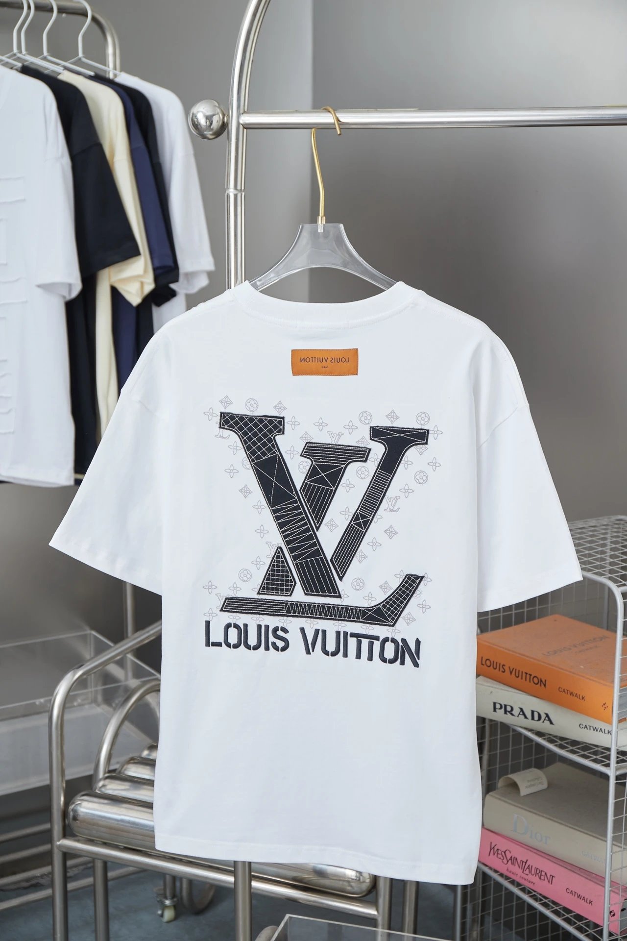 L*ouis  Vuit*ton