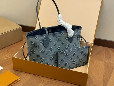 Louis Vuitton Monogram Canvas Neverfull Tote Bag with Pouch