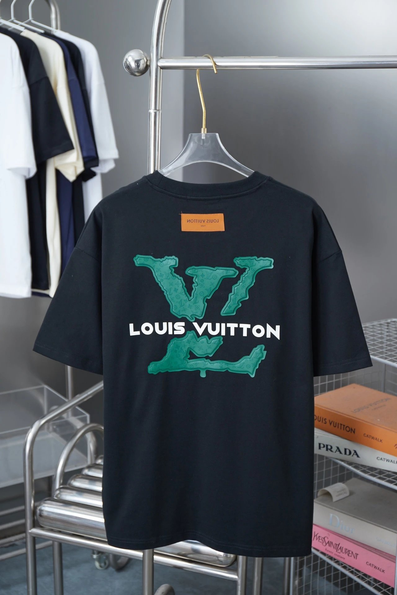 L*ouis  Vuit*ton