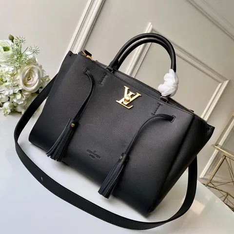Louis Vuitton Capucines BB Black Leather Handbag