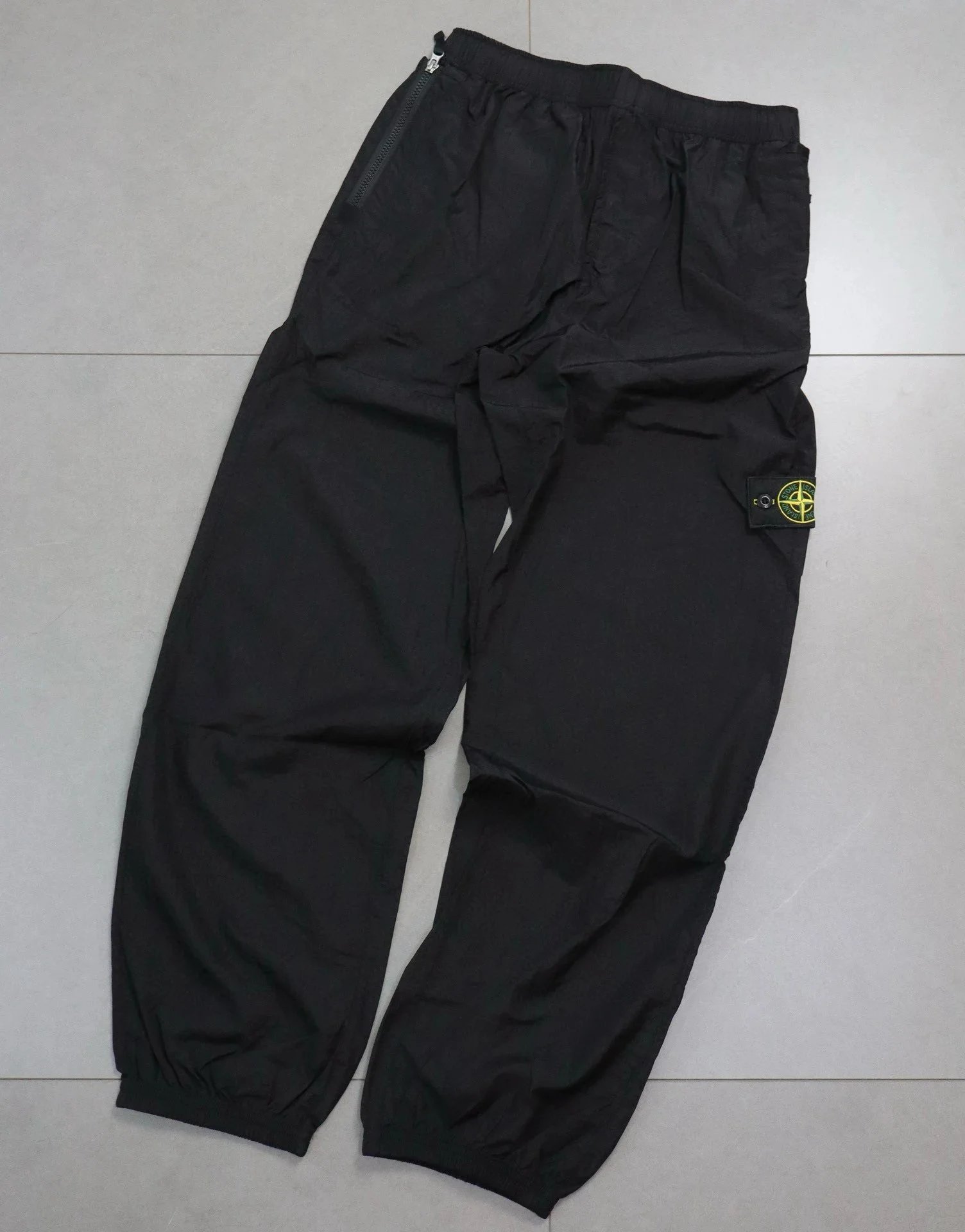 黑色 black