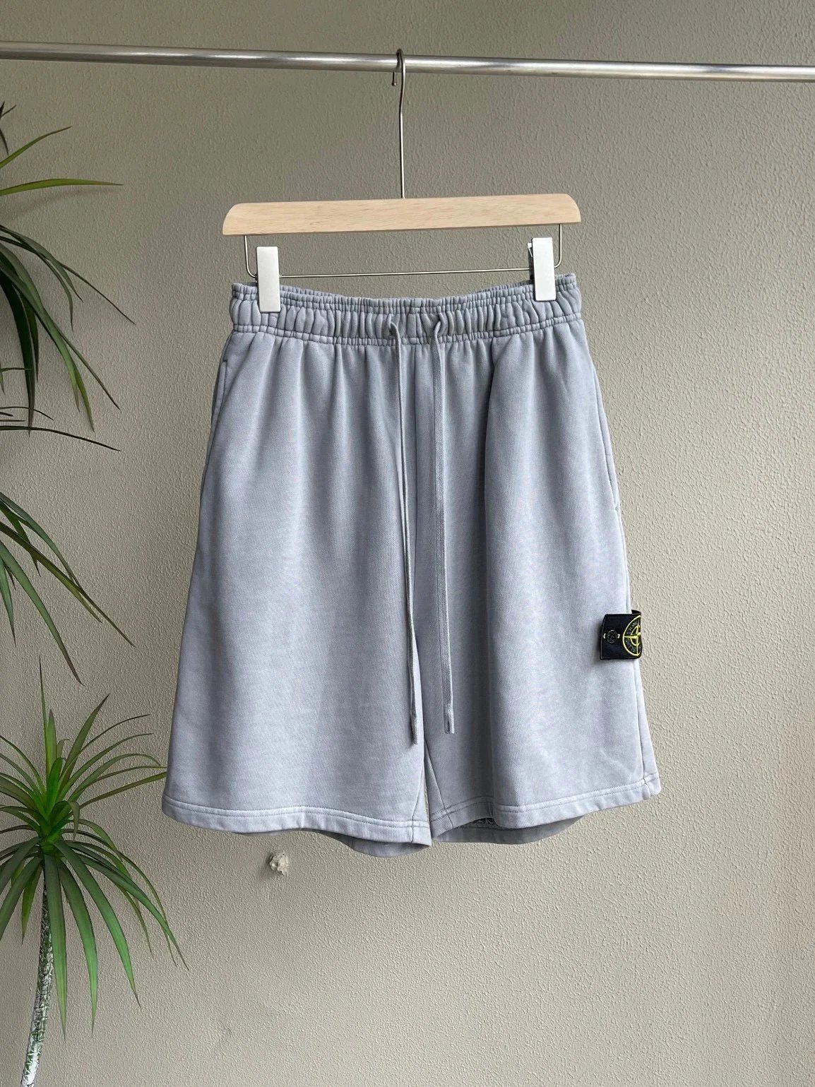 浅灰色 Light gray