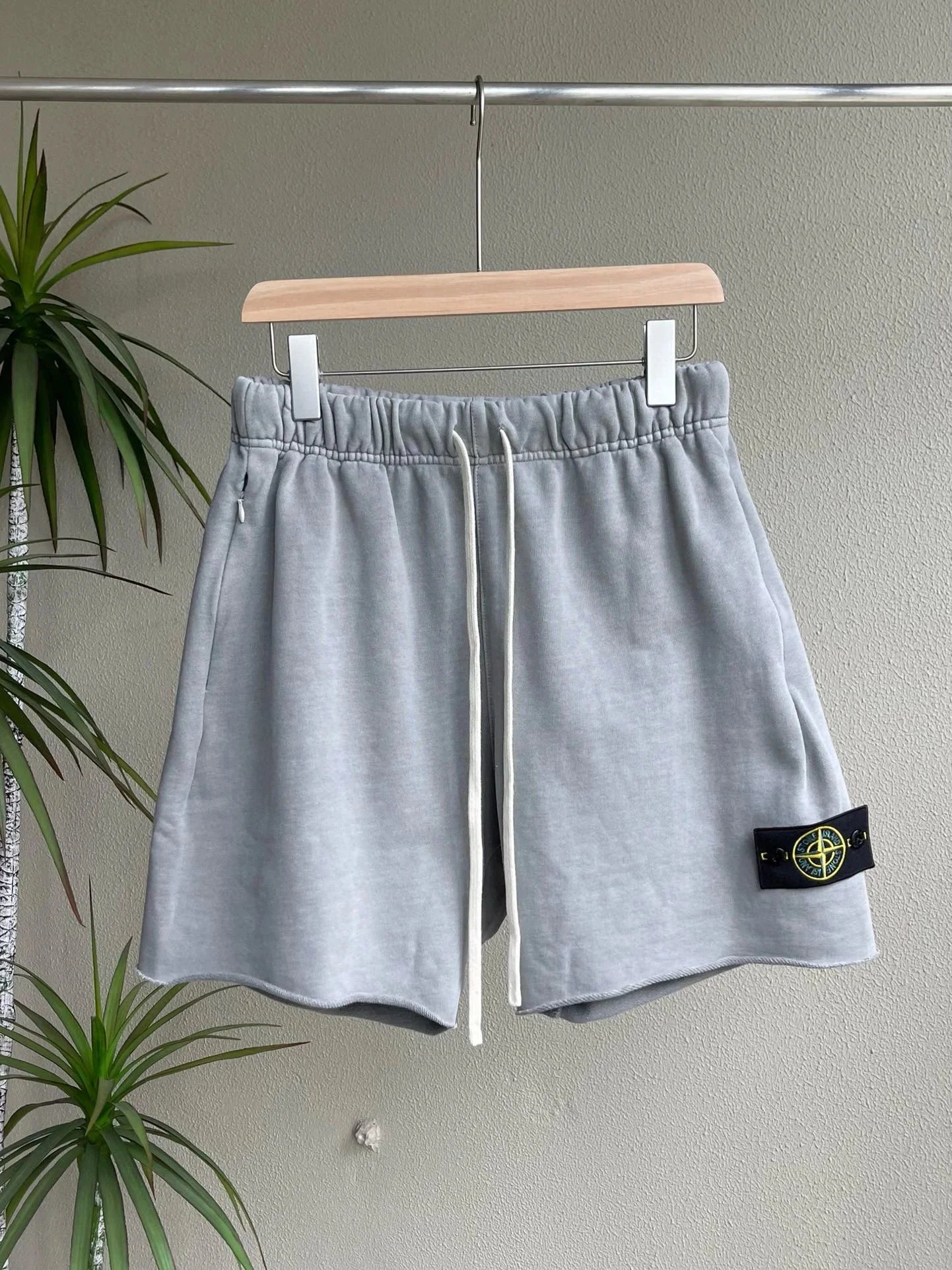 浅灰色 Light gray