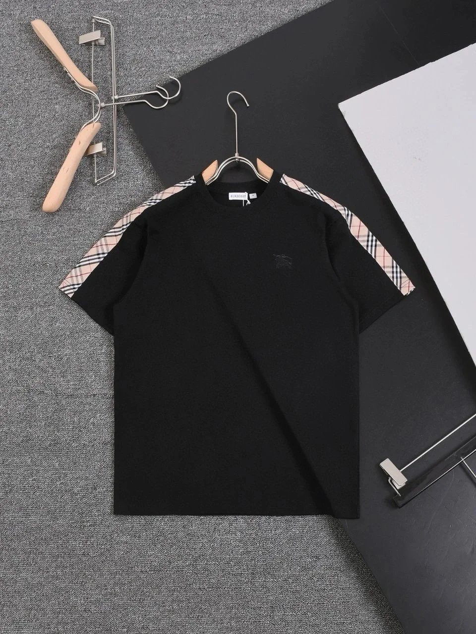 黑色 Black