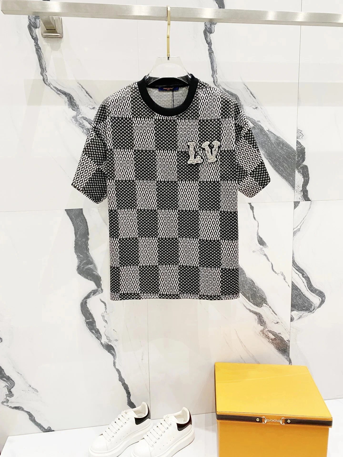 黑色 Black