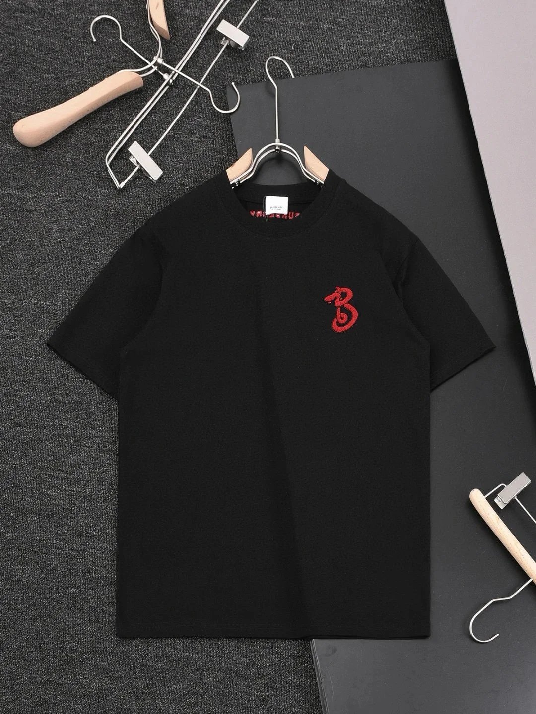 黑色 Black