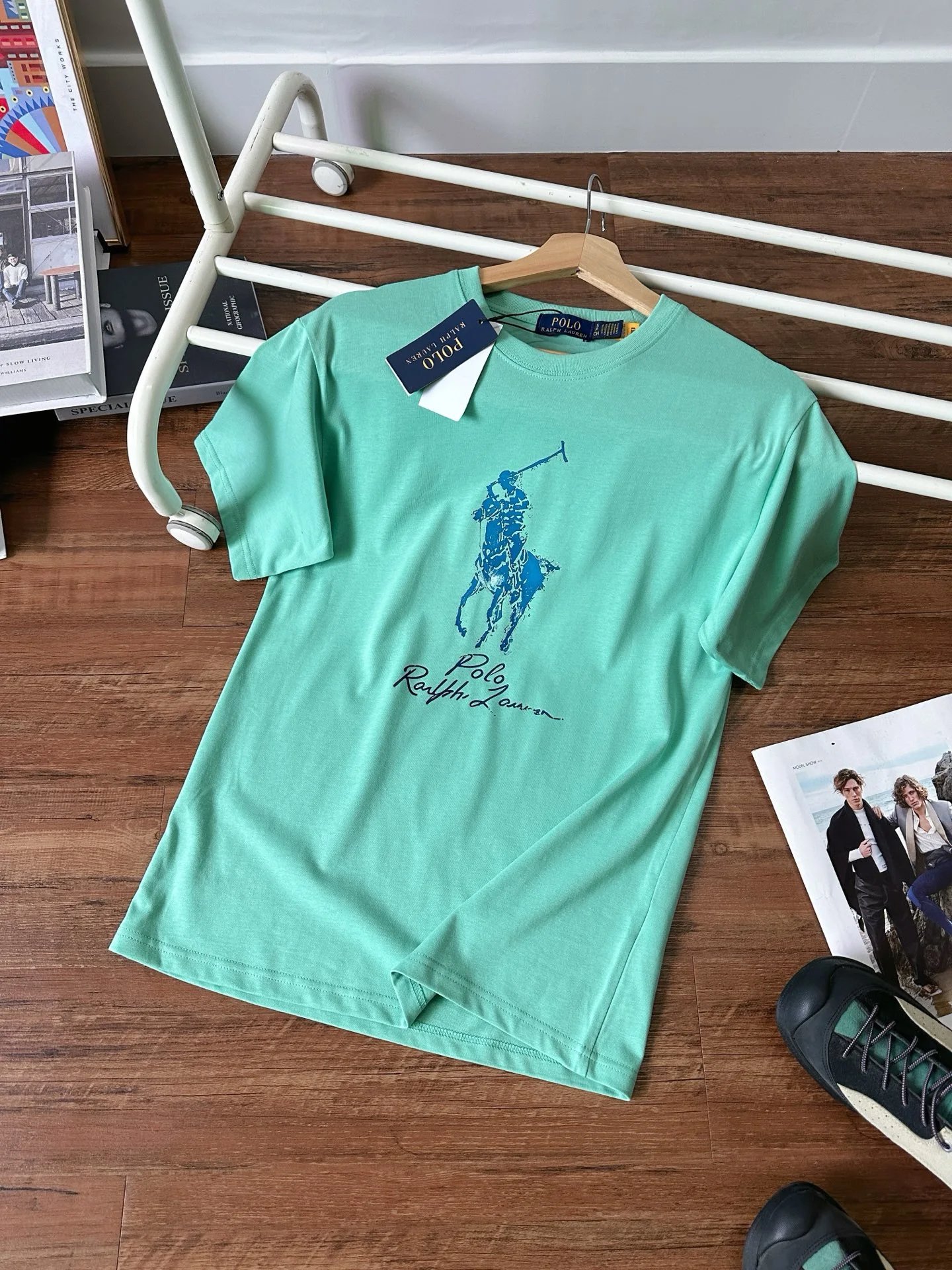 嫩绿色 Pastel green