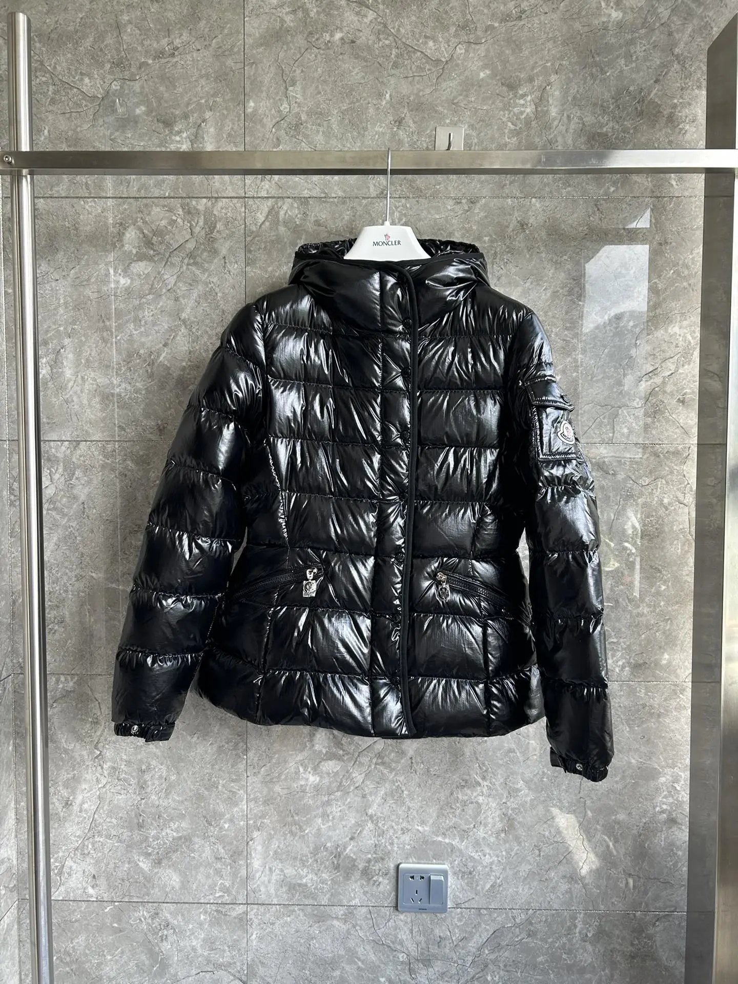 黑色  Black