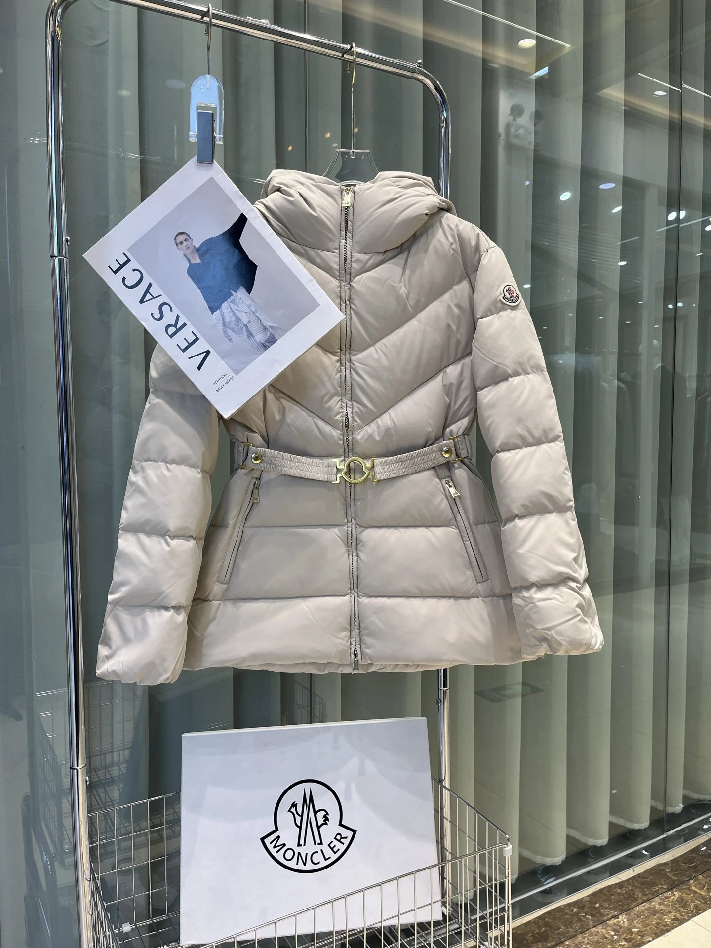 白灰色 white - grey
