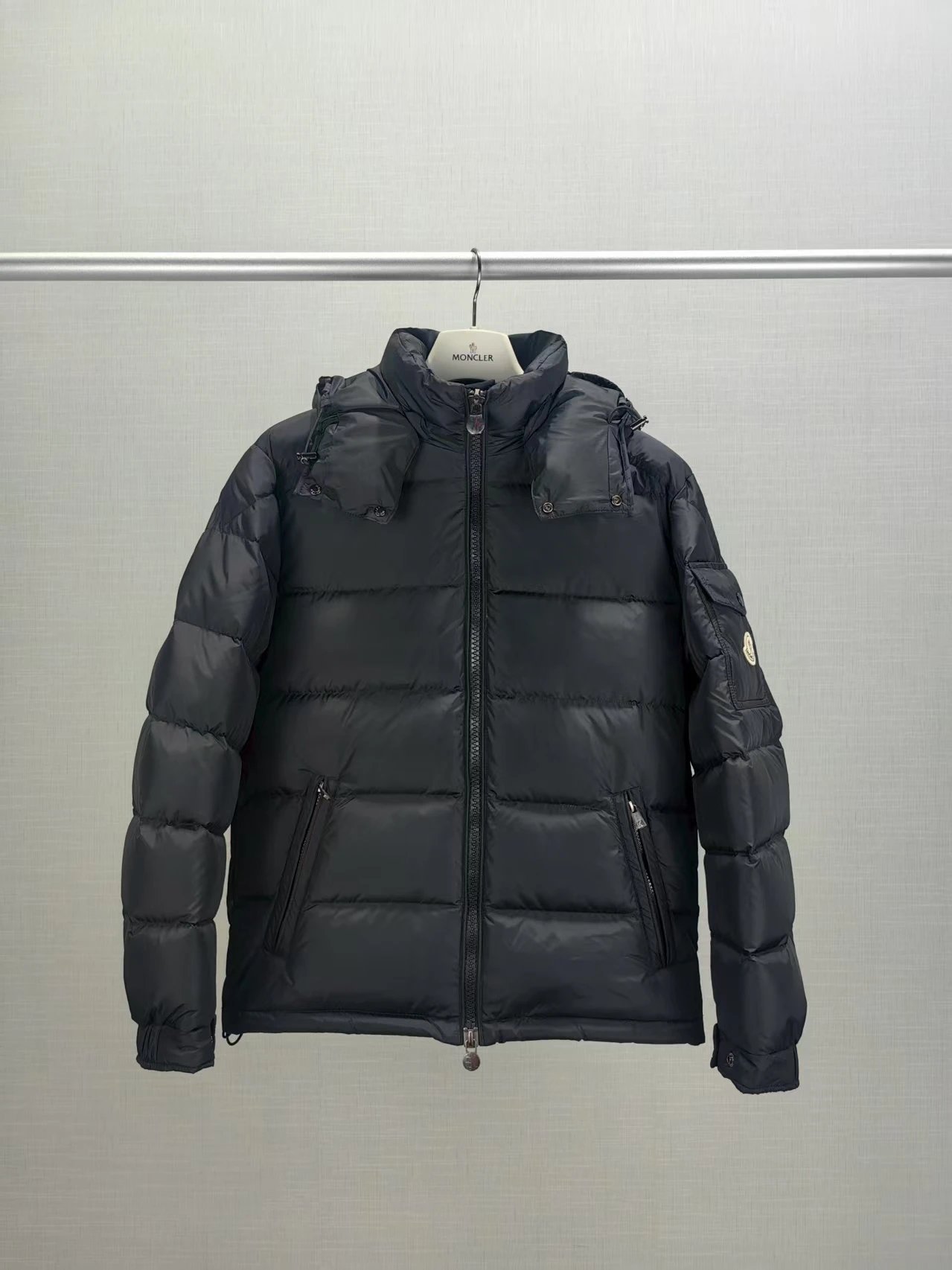黑色  Black
