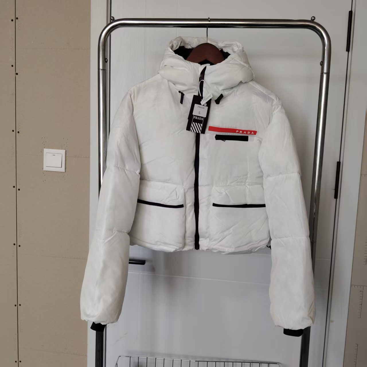 短款羽绒服字母小标白
