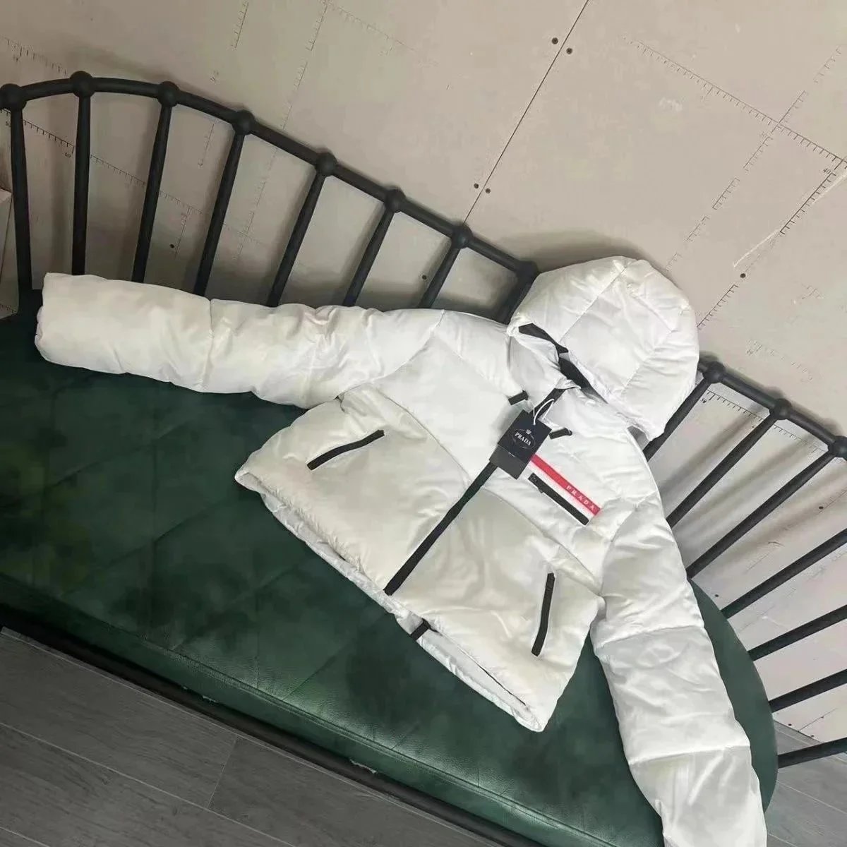 37白色