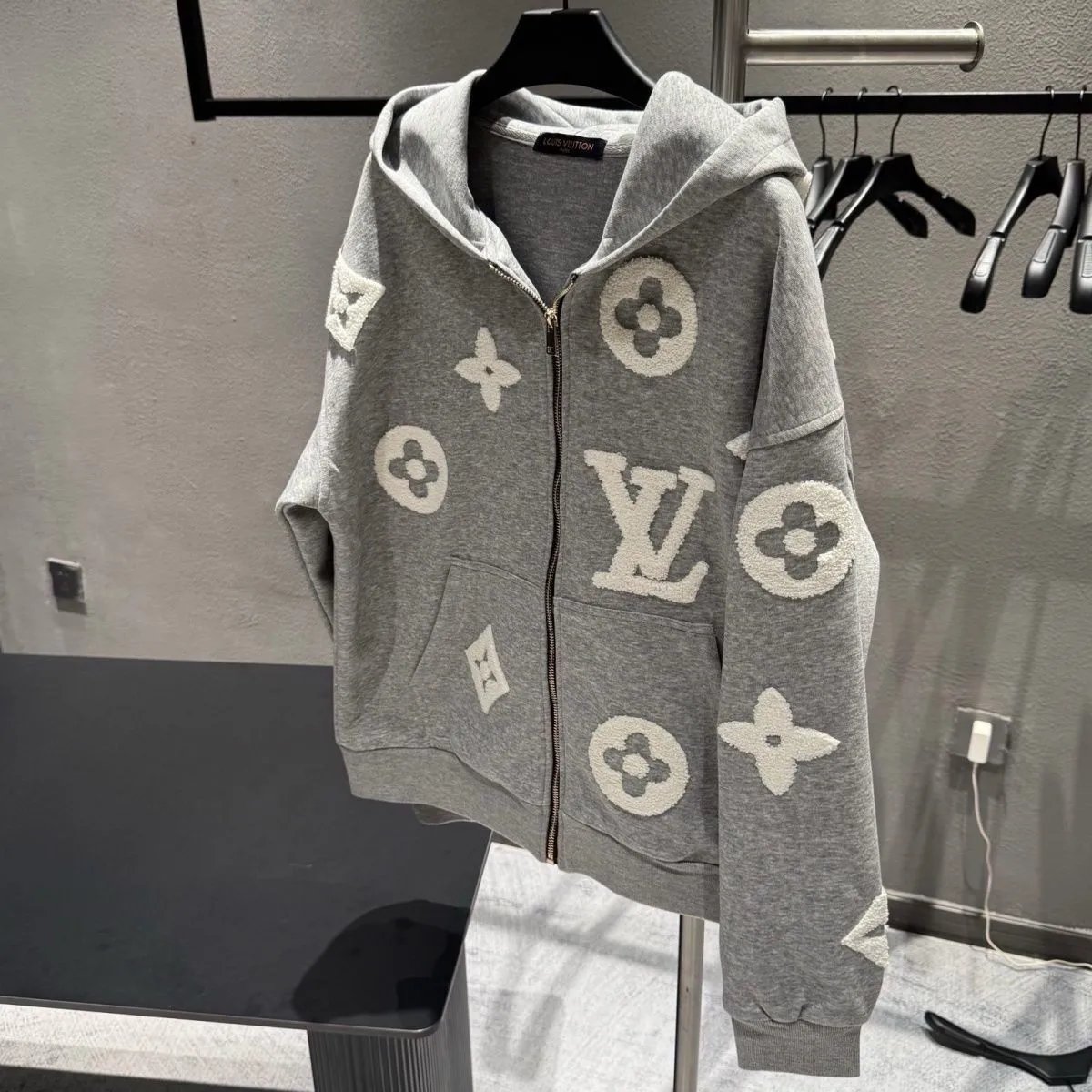 LV 27