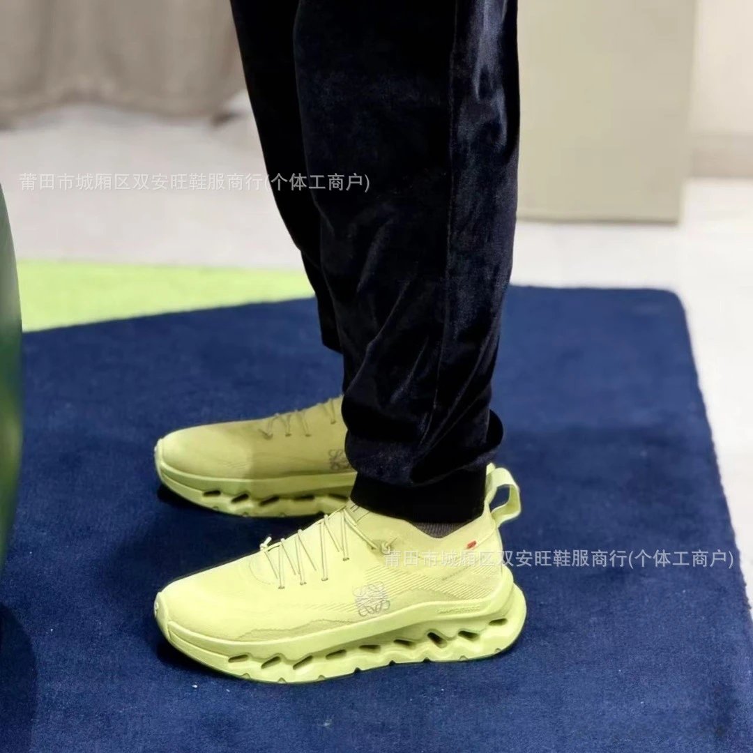 淡绿色