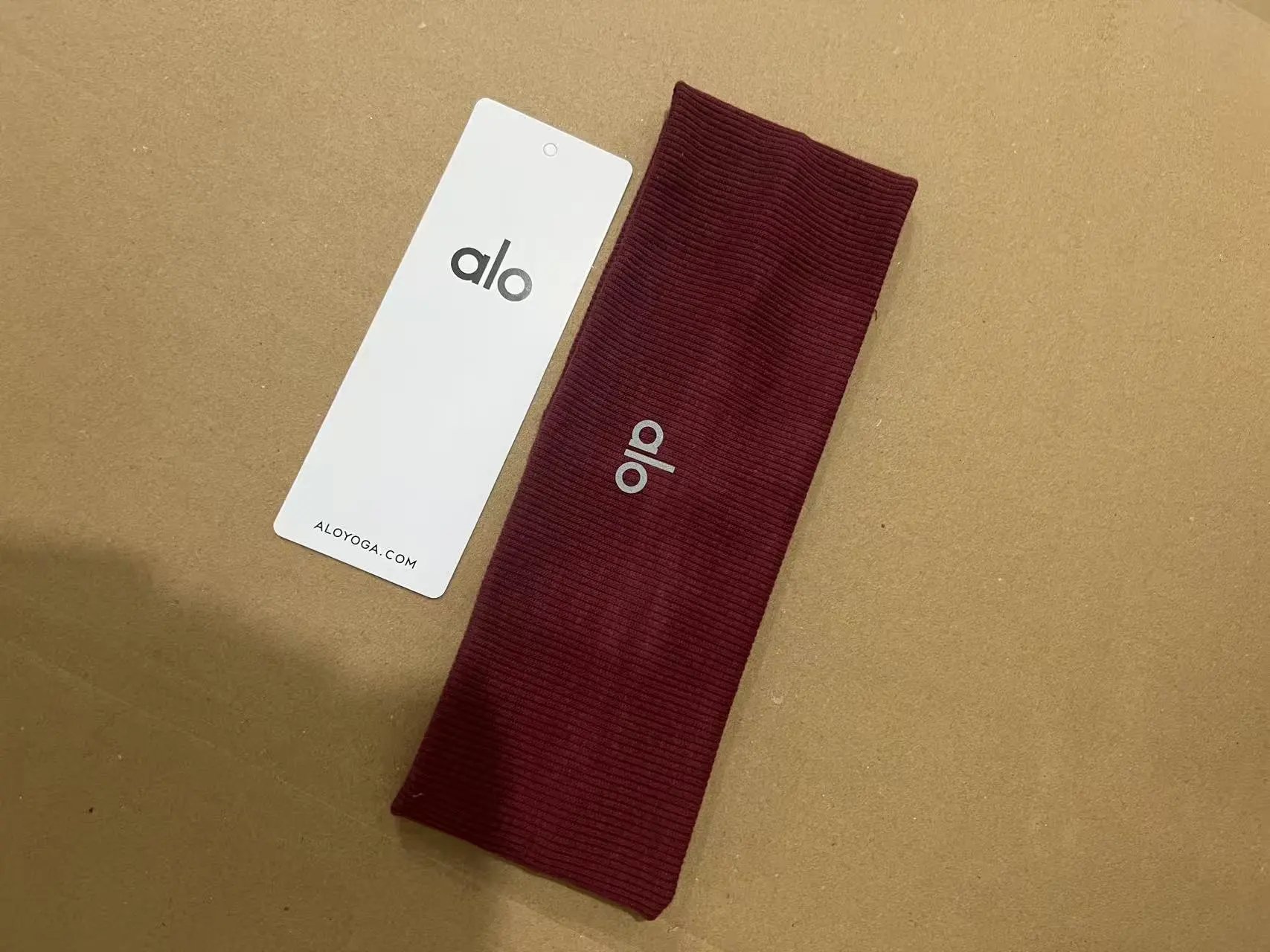 酒红色