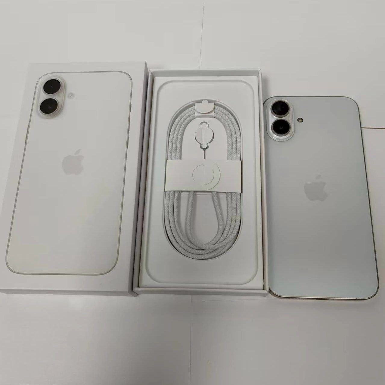 iPhone 16 plus White