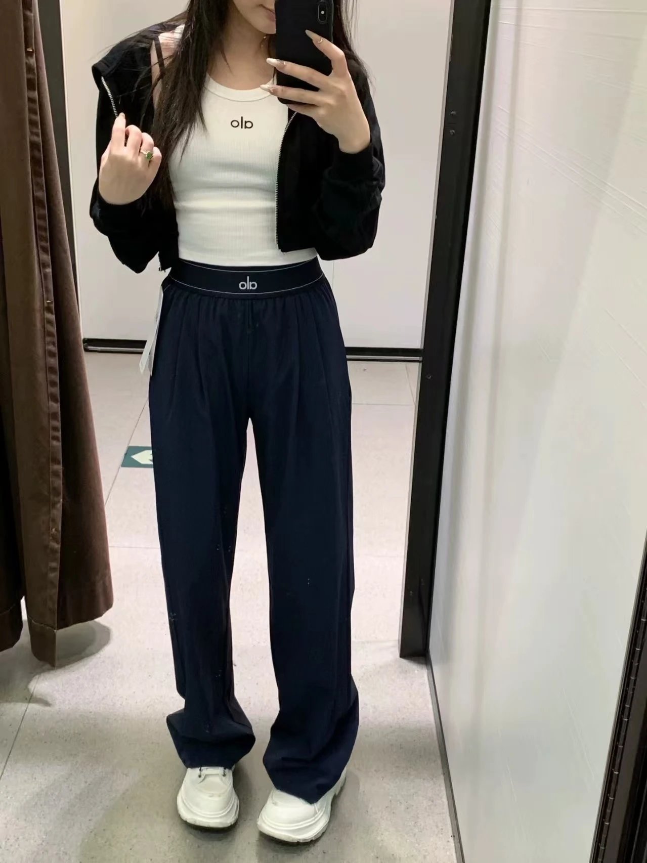 黑色