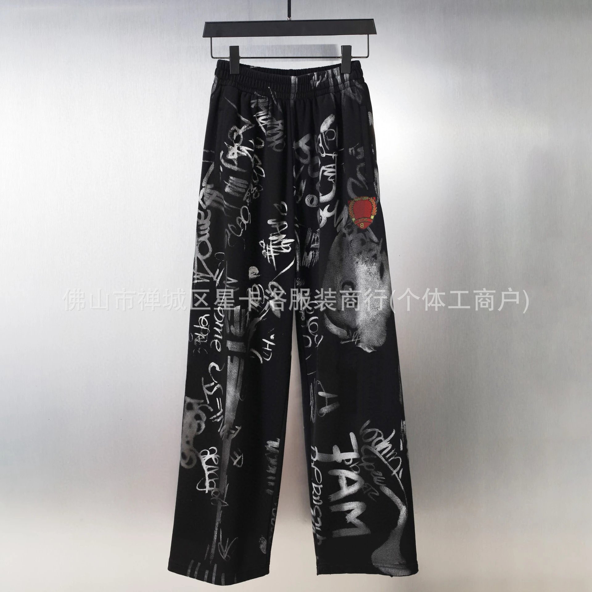 黑色