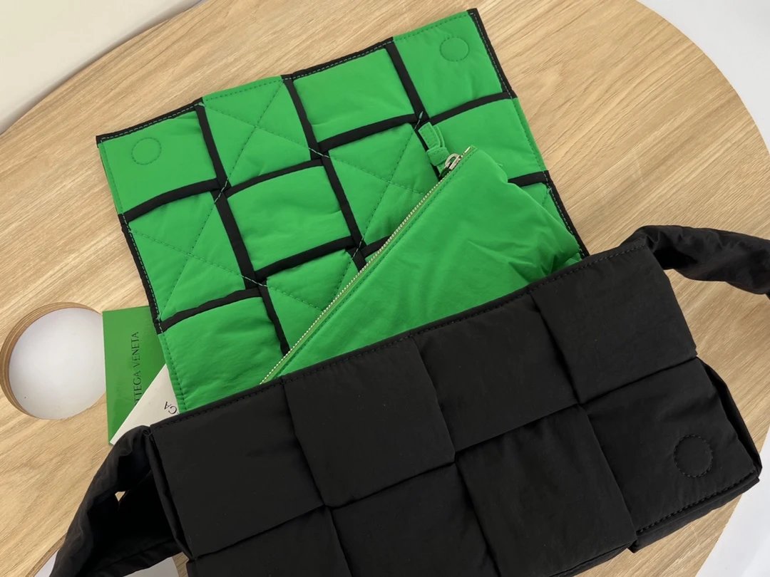 黑配鹦鹉绿