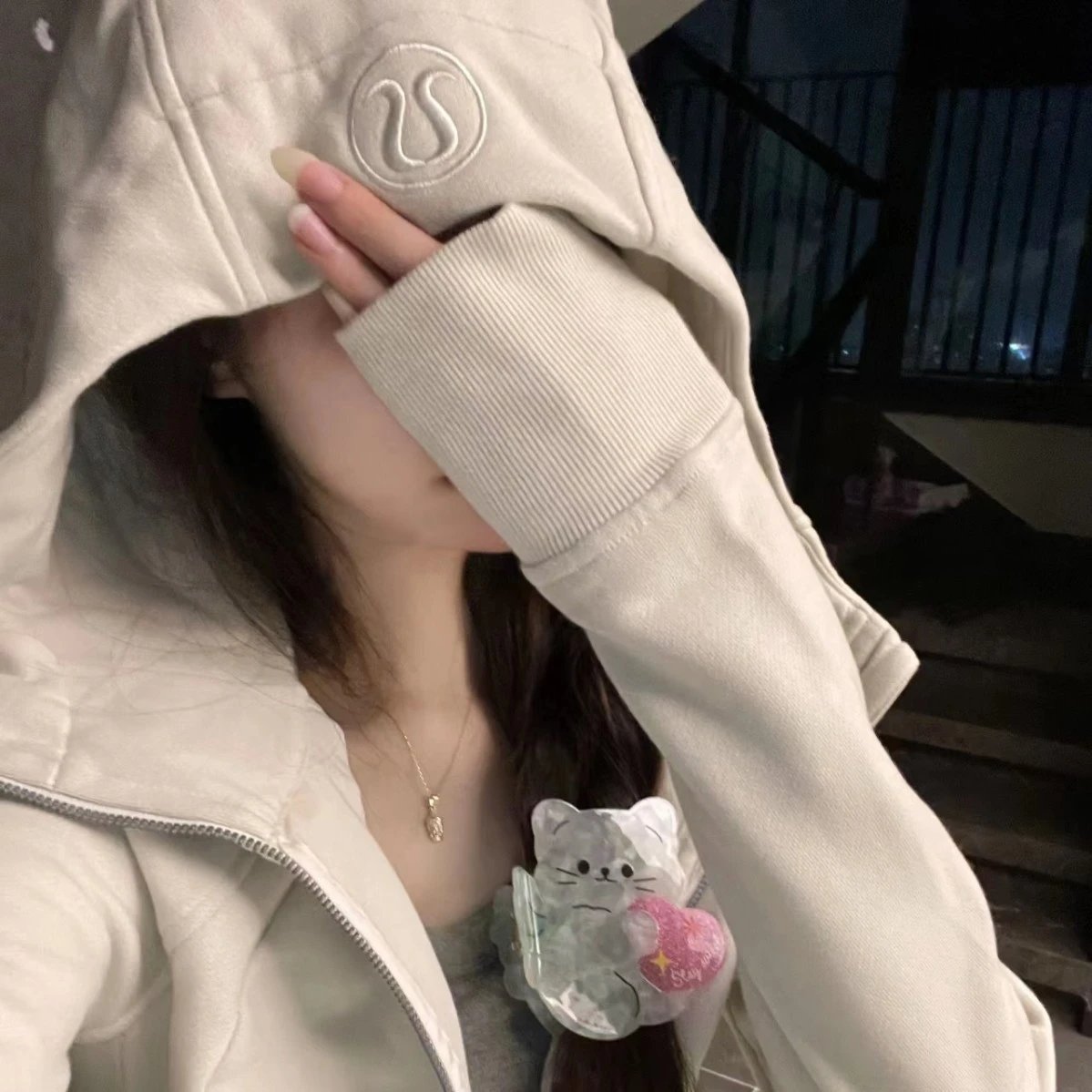 刺绣骨白色卫衣修身
