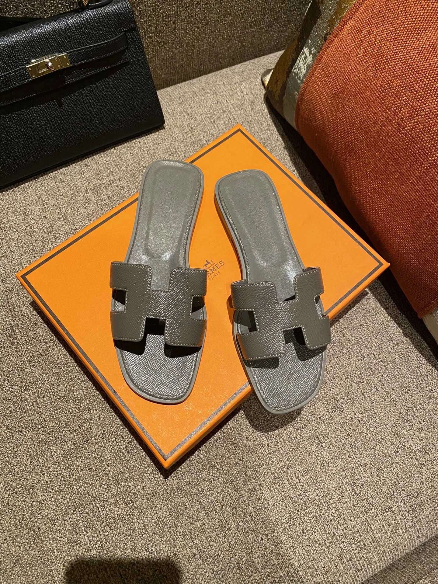 铁灰色