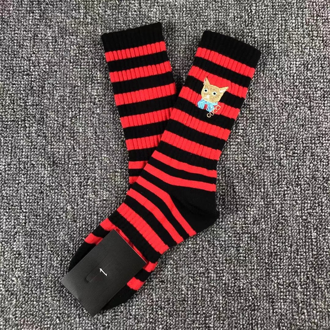 黑色红条纹