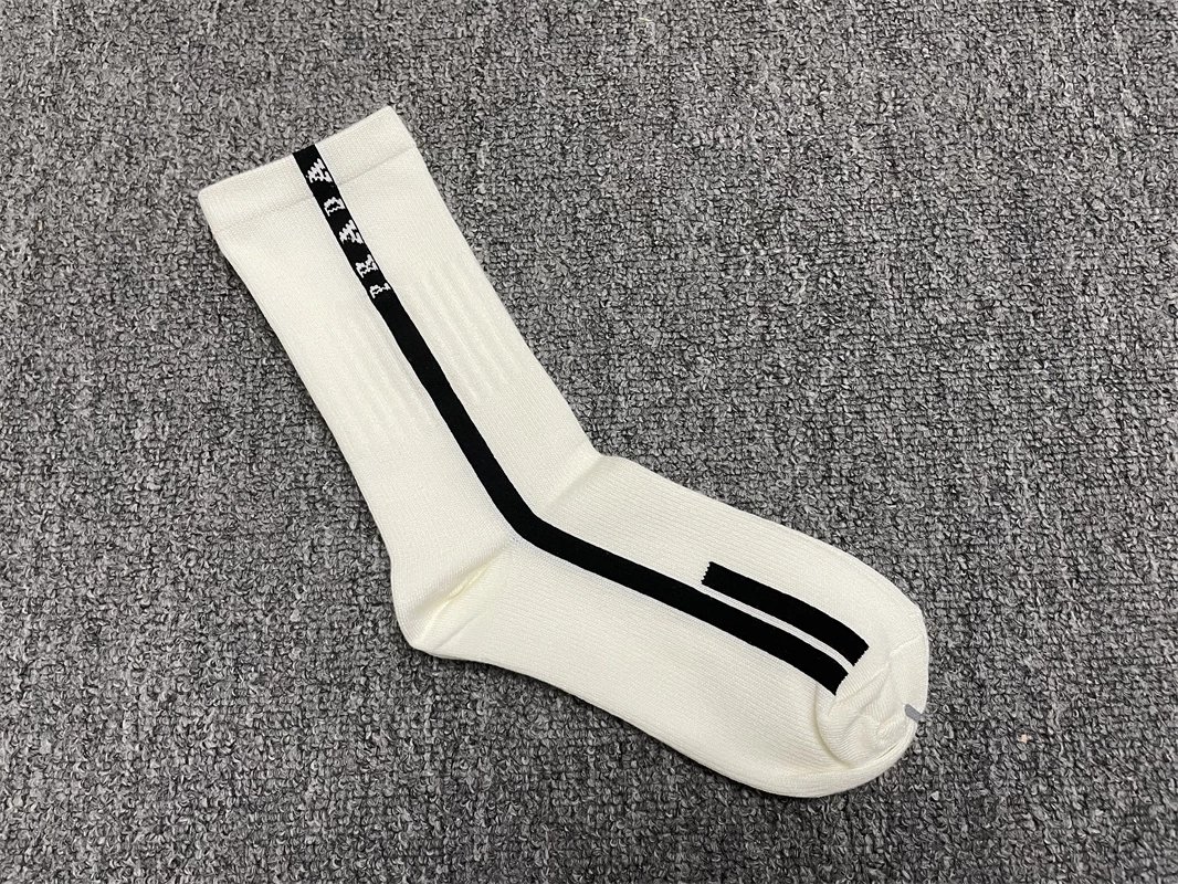 白色黑条