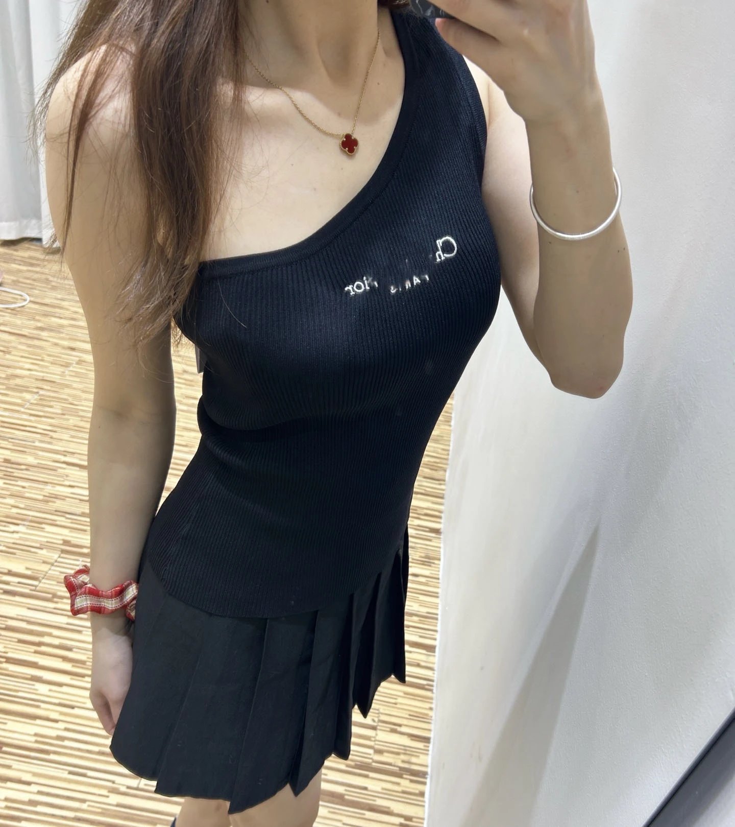 黑色