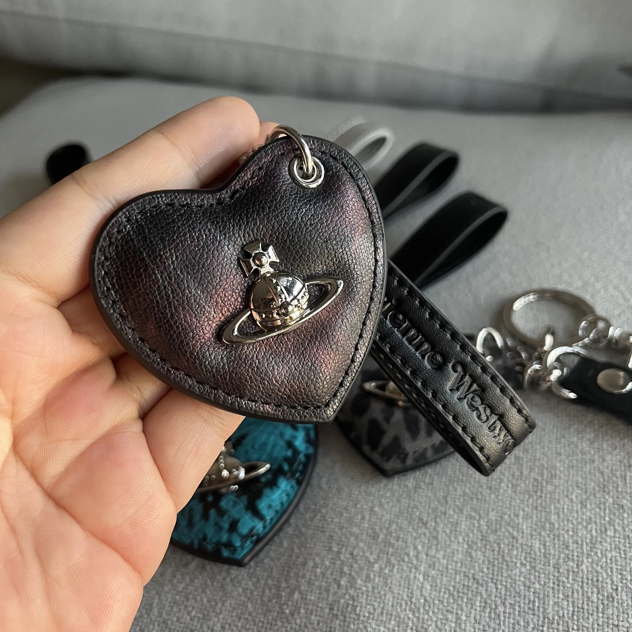 牛皮黑红图案随机有瑕疵 瑕疵随