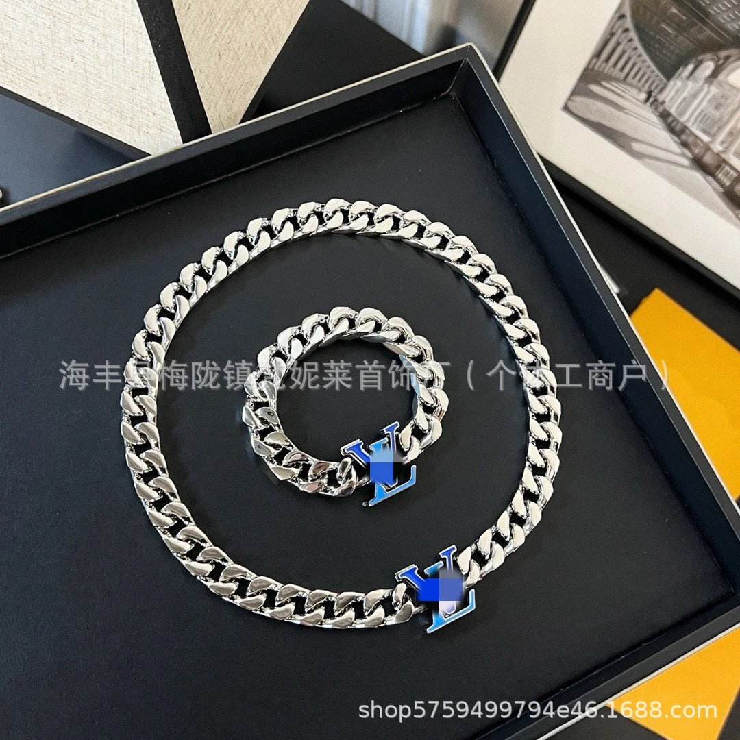 蓝字V手链