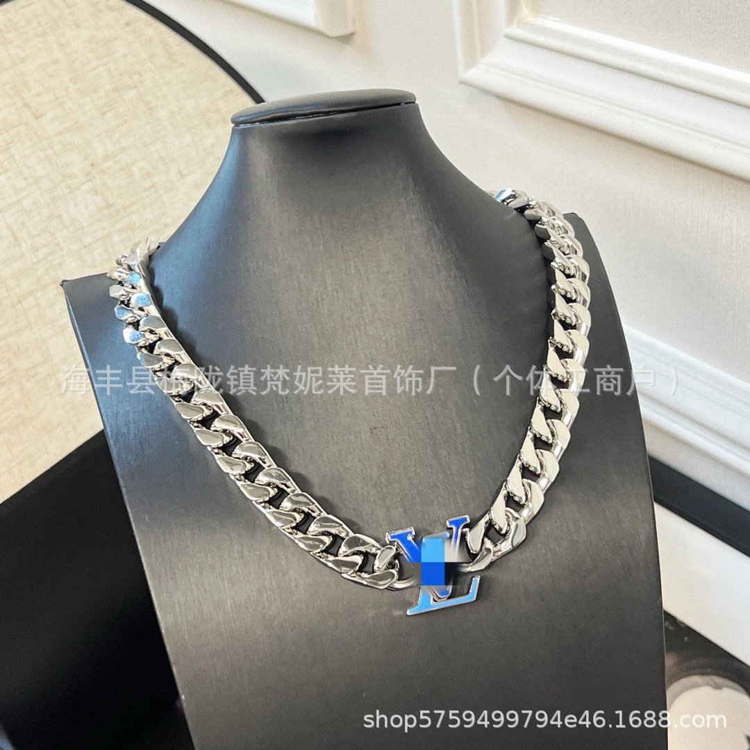 蓝字V项链
