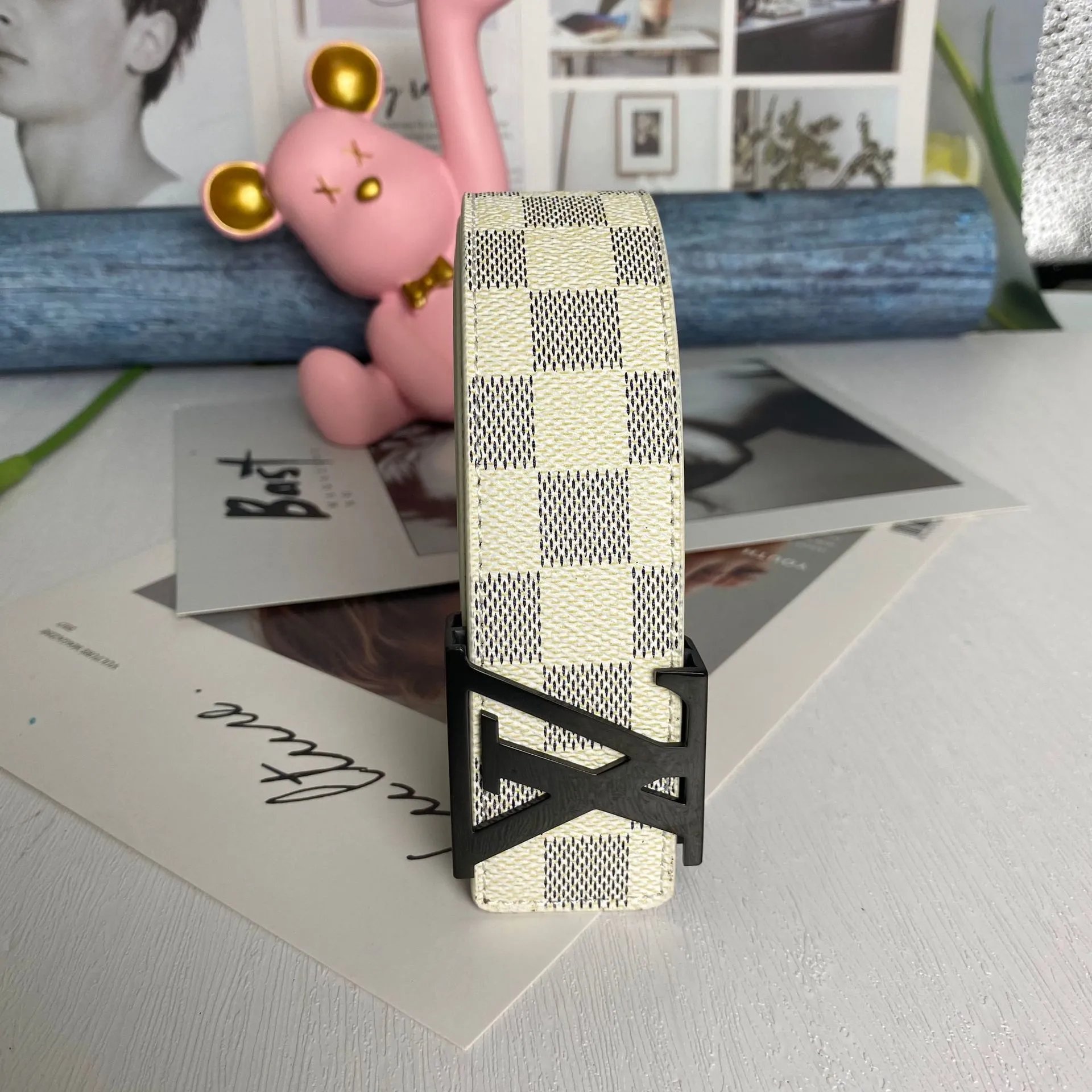 黑扣白格