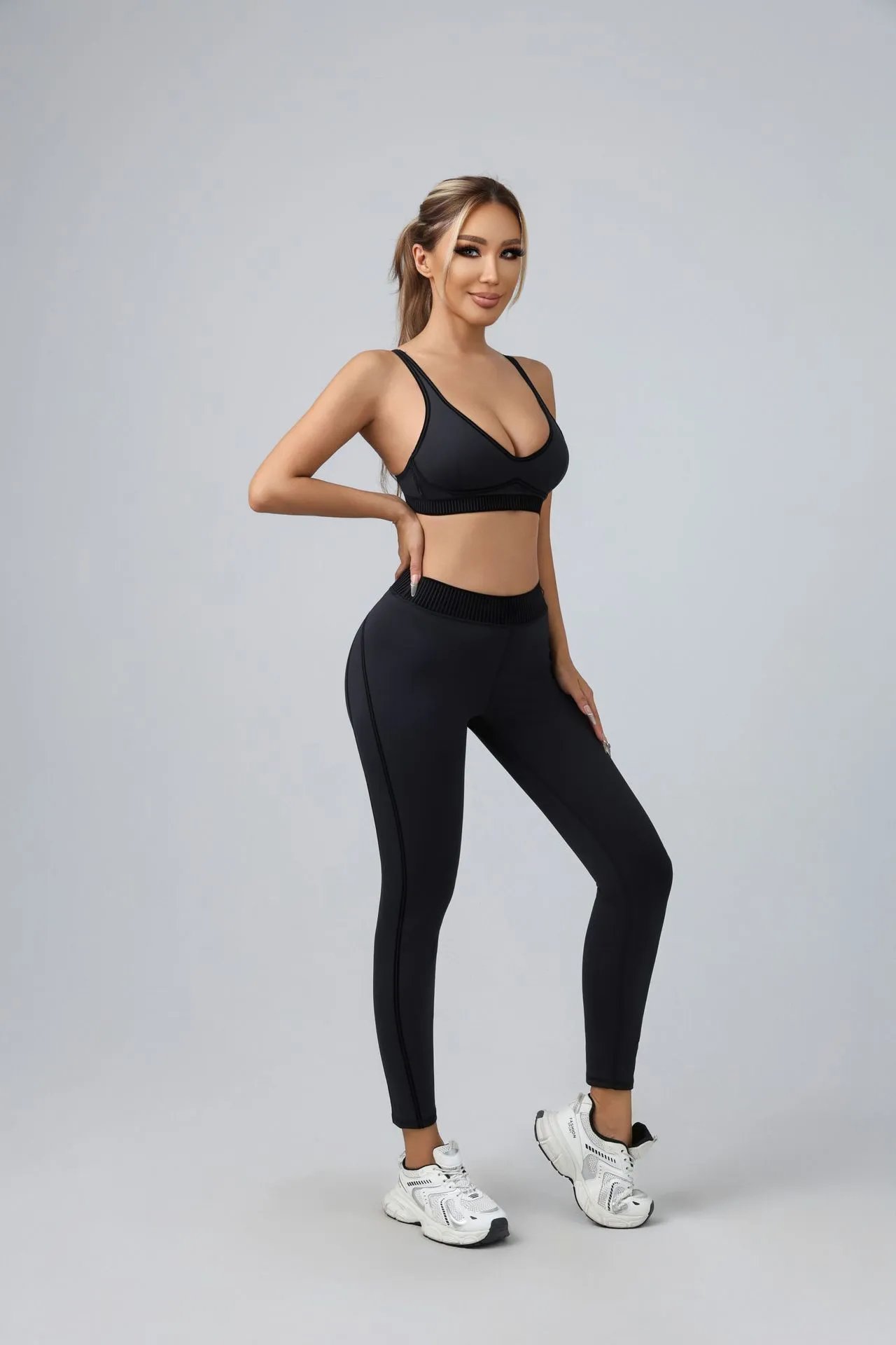 黑色