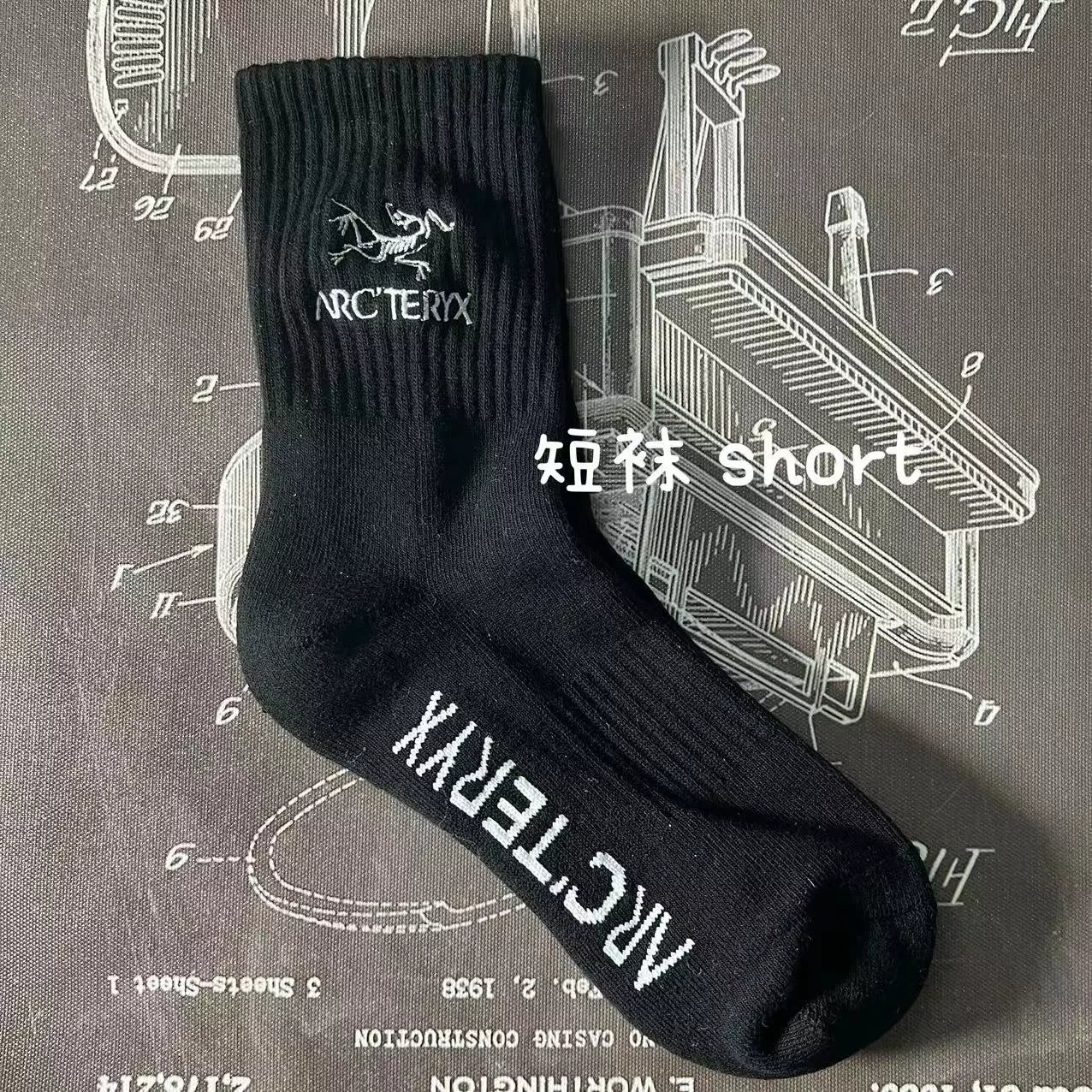 short black 黑色短袜