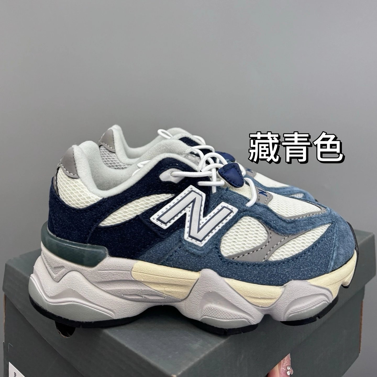 藏蓝色