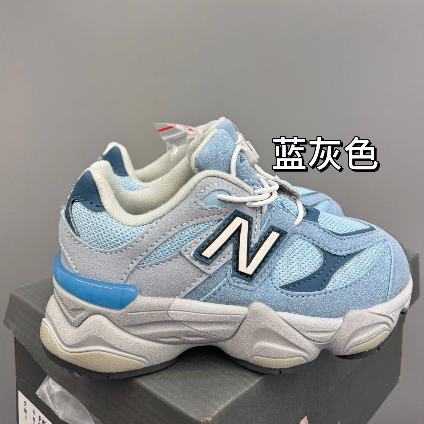 蓝灰色