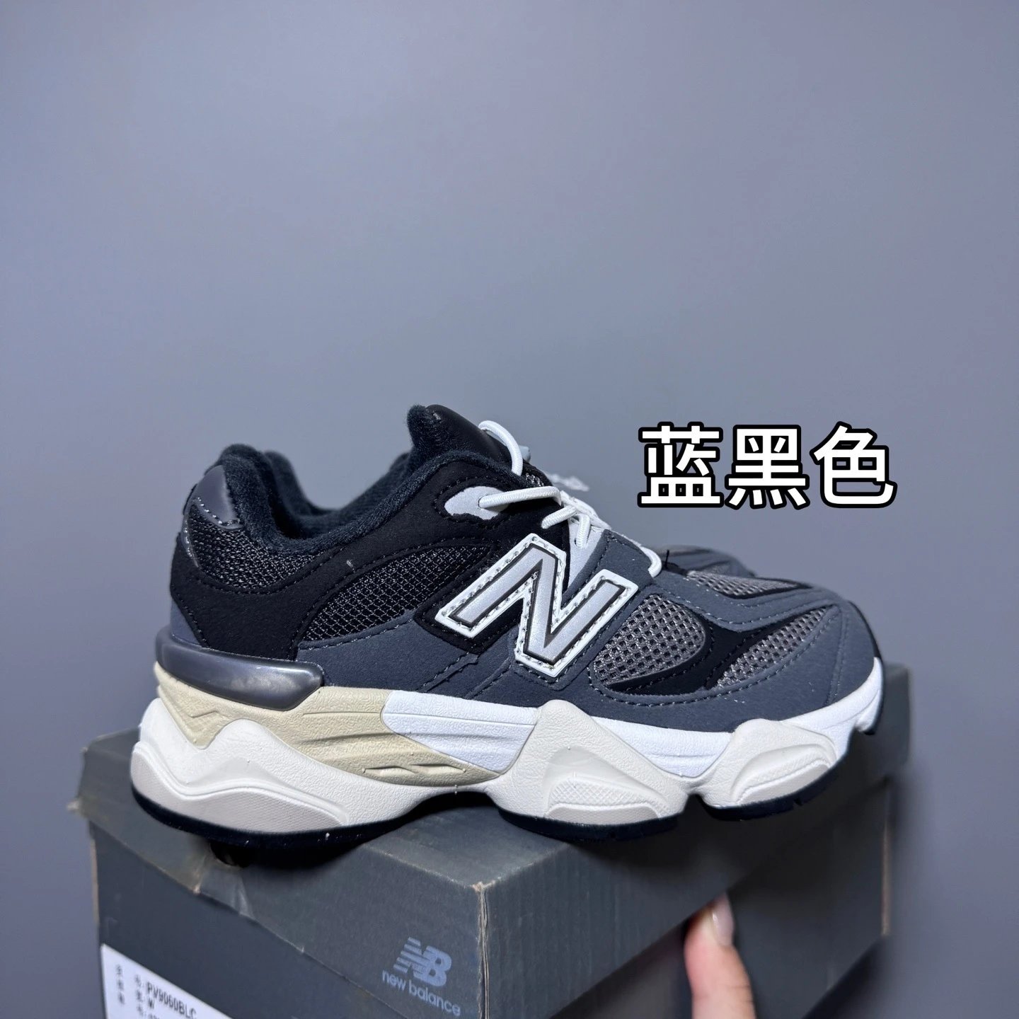蓝黑色