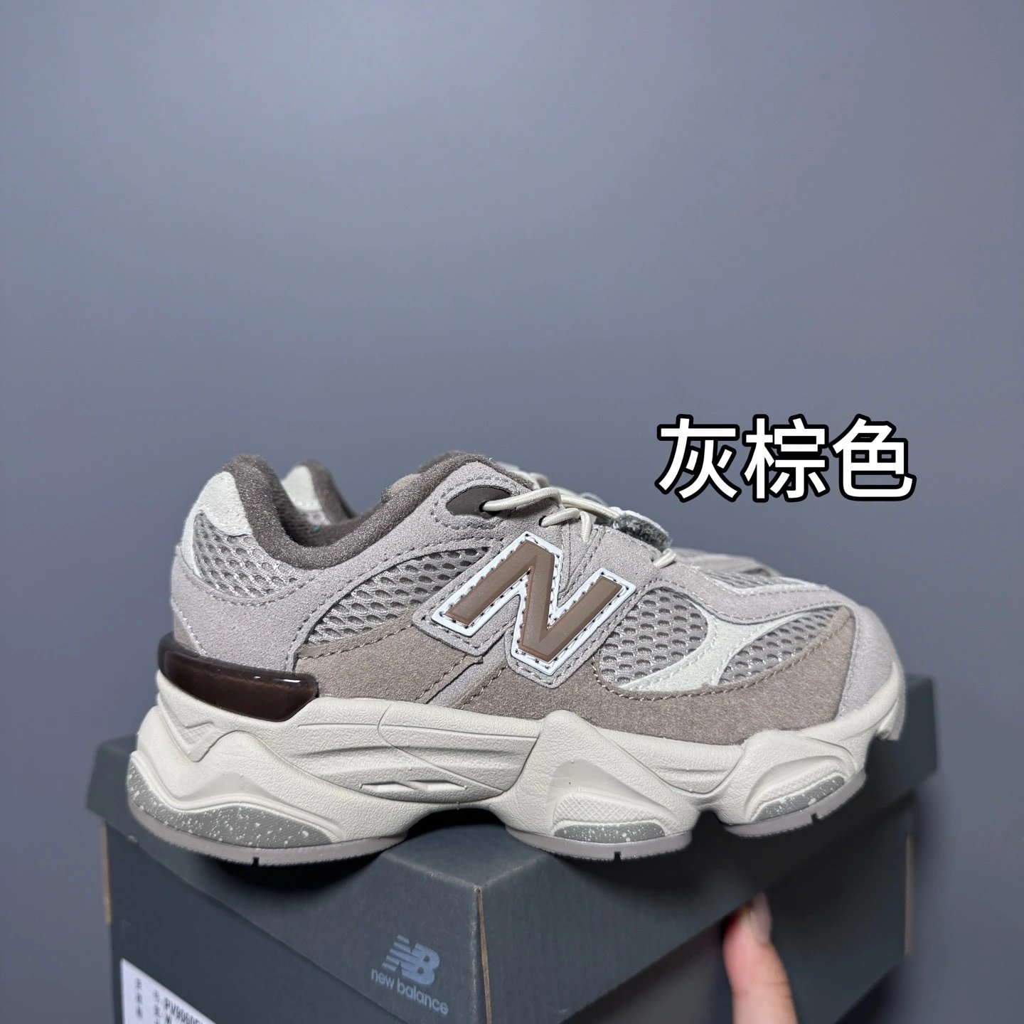 灰棕色.