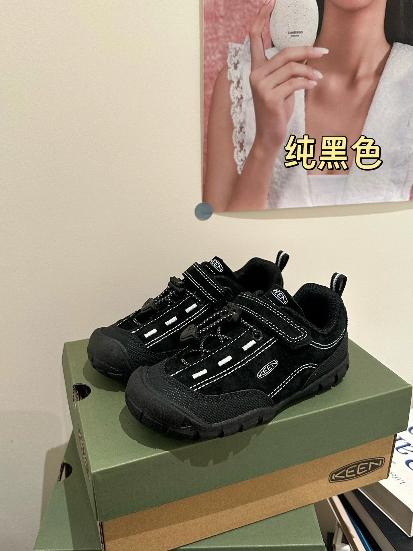 纯黑色
