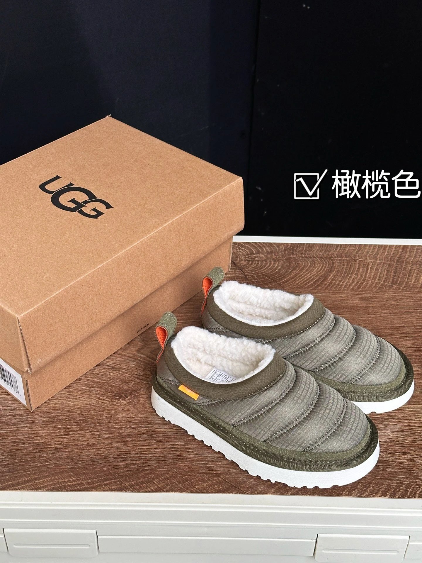 橄榄色